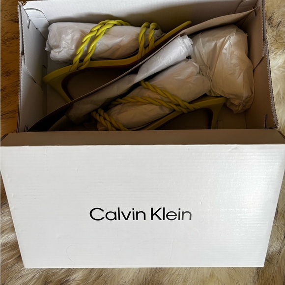 ❤️🥀Calvin Klein light green/yellowish 
 SANDALS W/TWISED STRAP & KITTEN HEELS🥀❤️ - Picture 7 of 10